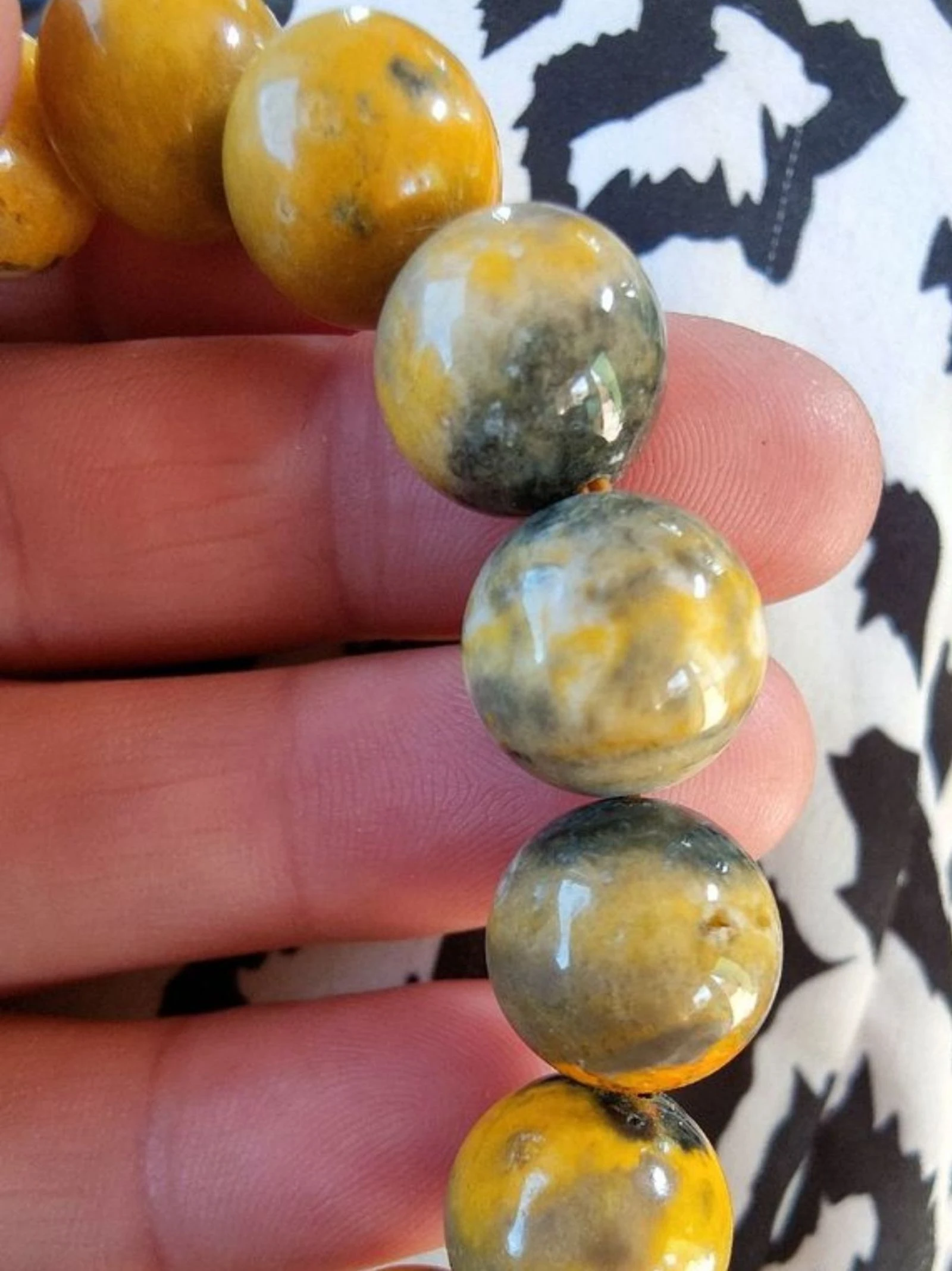 Un bracelet en jaspe Bumblebee AA